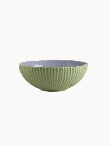 Dwukolorowa żebrowana ceramiczna miska w kolorze miętowym z gładkim, lawendowym wnętrzem na jednolitym białym tle. Głęboka miska wyróżnia się delikatnie pofalowanym brzegiem.